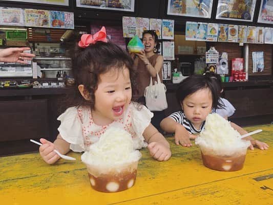 廣瀬規子のインスタグラム：「2週間前に行った沖縄旅のこと、書き始めました😊 * GW沖縄にいらっしゃるという方々からメッセージ頂きましたので、少々慌てて書き始めました。笑 * 沖縄好きな方には既にお馴染みの場所からですが、やっばまりオススメなので。 参考にして頂けたら幸いです。 * それにしても、後ろの @tomotta ちゃんの嬉しそうな顔よ！😂💕 @emiuto Nice photo📷💕 * https://bit.ly/2GUa7mV * #沖縄 #子連れ旅 #tripwith3 #okinawa #trip #プロフィールから飛べます」