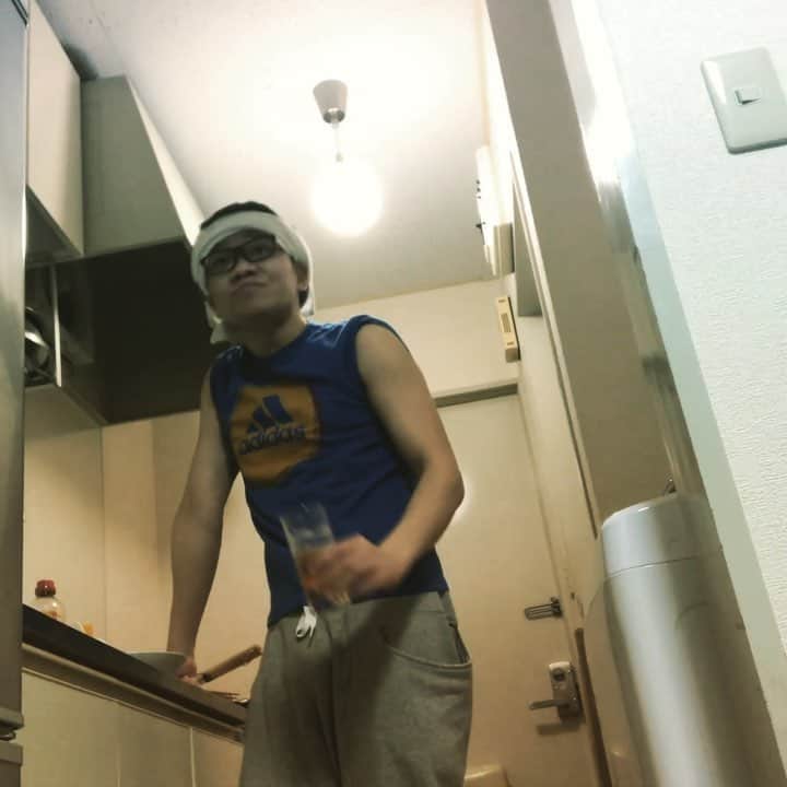 岡下雅典のインスタグラム：「僕は大阪の立ち飲み屋が好きだ。 でも今の家の近くに立ち飲み屋がない。 だから最近は家でこんな風に立って飲んでる☺️ もちろん1人。  #立ち飲み #阪神戦 #マジで放送してない #小芋炊いたん」