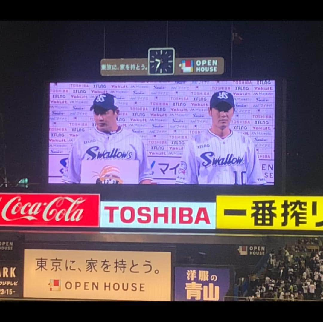 野崎鮎さんのインスタグラム写真 - (野崎鮎Instagram)「平成最後の神宮球場♥️ 大好きなゆうきちゃんと大好きな場所で応燕❣️ swallows勝利‼️‼️‼️ 幸せ♥️♥️♥️ #ヒーロー #五十嵐投手 #荒木貴裕 #すわほー ☂️ #平成最後  #神宮球場 #swallows  #東京ヤクルトスワローズ #ヤクルトスワローズ #勝利 #happy #ありがとー ♥️ #えみふる #大好きな人 と #大好きな場所 で #happytime #ＧＷ  #trestar #baseball #fan #addicted  #love #dayoff」4月29日 23時32分 - ayu_nozaki