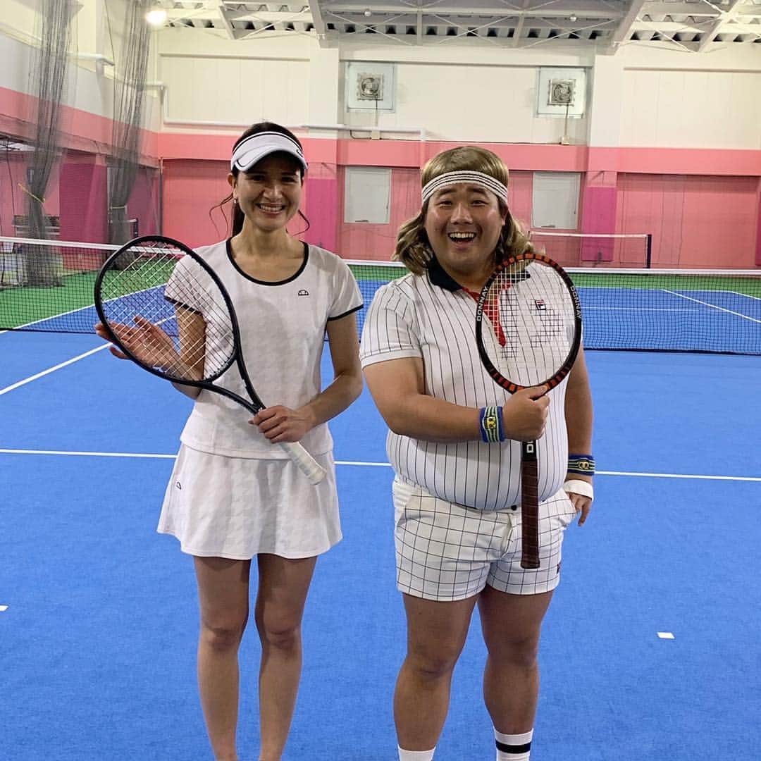 瀬間友里加のインスタグラム：「昨日はテニススクール・ノア 川崎溝の口校にてグランドオープン記念イベントに参加させて頂きました🎾😊イベントにはバモスわたなべさんと一緒に！キッズ、そして一般の部の2回のイベントでした。スタッフの皆さんも明るくて元気いっぱいでしたし、参加されたお客様も楽しくテニスをしていて、とてもいい雰囲気でした😊新しいインドアカーペットのコートはとってもやりやすいし、駅近でアクセスもいいですし夜遅くまでレッスンがあるということで近くにお住いの方はおススメです😊イベント後には結婚祝いのお花も頂き嬉しかったです😍ありがとうございました！ @noah_mizonokuchi #テニスイベント #溝の口 #thankyou #テニススクール #テニスウェア #エレッセ @tennis_noah_mizonokuchi」