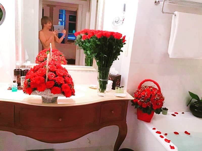 アレンさんのインスタグラム写真 - (アレンInstagram)「oh,no! such a lovely bathroom, It's an amazing💐🌹💐🌹🛁beautiful roses are my favorites, exactly Hcmc is really flowers heaven💖💖💖 バラに囲まれて幸せなバスタイム…🌹🛁 #beautiful #roses #flowers #bathtime #amazing #sweetboy #beauty #cosmeticsurgery #cosmeticsurgeryboy #japaneseboy #bathtime #flowerbath #hcmc #vietnam #vietnam🇻🇳 #整形 #整形男子 #アレン #バラ #フラワーデザイン #フラワーアレンジメント #お花 #インスタ映え #お花のある暮らし #お風呂 #バスタイム #美意識 #美容男子 #ベトナム #ホーチミン #バラのある暮らし」4月29日 14時43分 - allen_japan_official