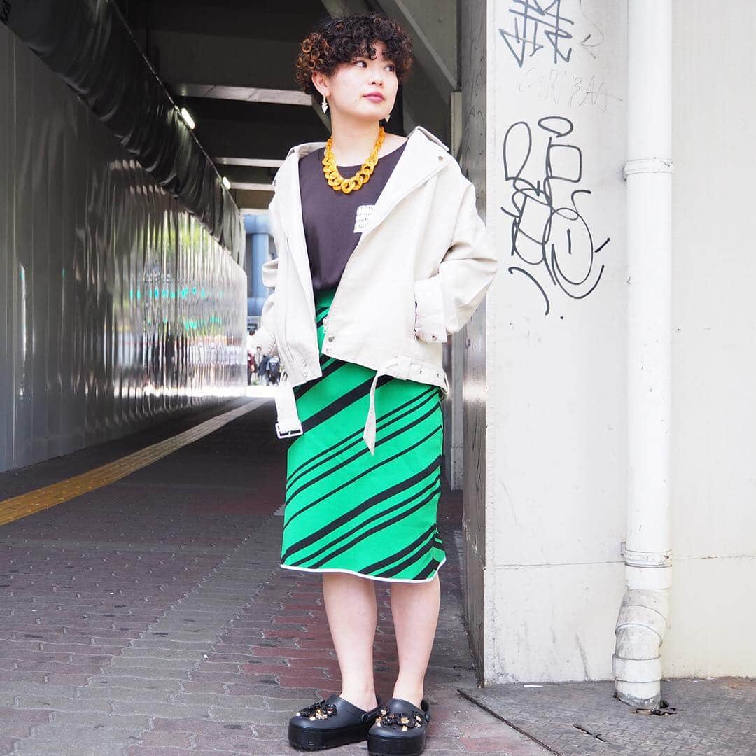 EST osaka-umedaさんのインスタグラム写真 - (EST osaka-umedaInstagram)「鮮やかなグリーンが目を惹くニットスカートは、スタイリッシュなバイアスボーダーがおしゃれ鮮度をUPしてくれる★ 女性らしいスカートにエコレザーライダースを羽織って、絶妙バランスのテイストミックスコーデに。 ・ ・ ・ ・ ■EC/LTHR OVR RDRS JKT カラー：ブラック、アイボリー ■BIAS/BRDR TGHT MM/SK カラー：グリーン、ブラック ■IN INSTAGRAM H.S TEE カラー：カーキ、チャコール ■【crocs】METALLIC BLOOMS CLOG カラー：ブラック ・ コクレ TEL：06-6131-6016 ・ @COQULE #エスト #梅田エスト #梅田est #umedaest #コクレ #coqule #梅田 #umeda #大阪 #osaka #오사카 #関西 #kansai #간사이 #關西 #关西 #ショッピング #おしゃれな人と繋がりたい #おしゃれ好きな人と繋がりたい #おしゃれ好き #ファッション部 #ライダースジャケット #ライダース #エコレザー #ニットスカート #スカートコーデ #ロゴtシャツ #ロゴt #クロックス #クロッグ」4月29日 14時45分 - est_umeda