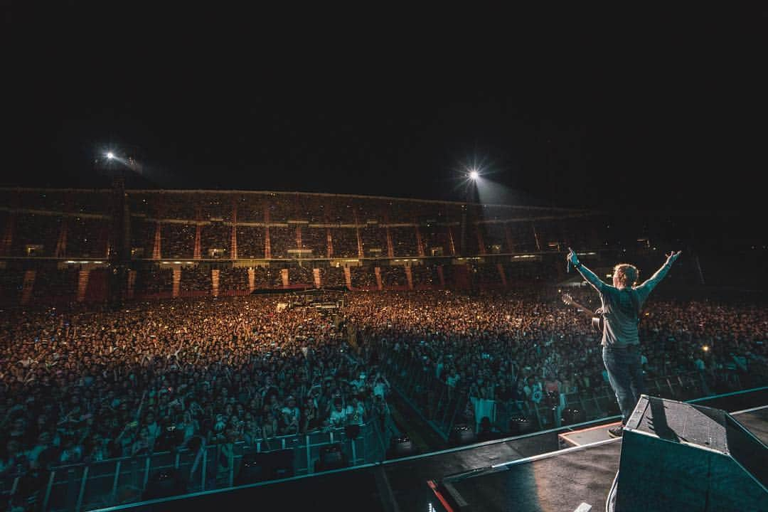 エド・シーランさんのインスタグラム写真 - (エド・シーランInstagram)「Bangkok ! 📸 @zakarywalters #dividetour」4月29日 14時49分 - teddysphotos