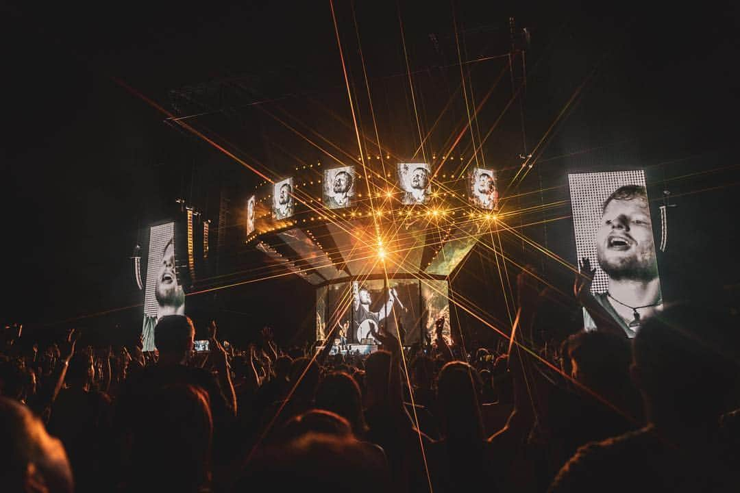 エド・シーランさんのインスタグラム写真 - (エド・シーランInstagram)「Bangkok ! 📸 @zakarywalters #dividetour」4月29日 14時49分 - teddysphotos