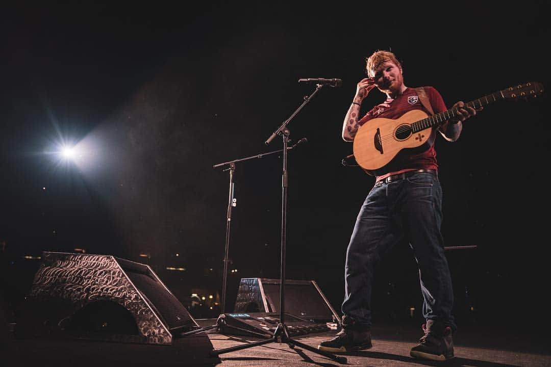 エド・シーランさんのインスタグラム写真 - (エド・シーランInstagram)「Bangkok ! 📸 @zakarywalters #dividetour」4月29日 14時49分 - teddysphotos