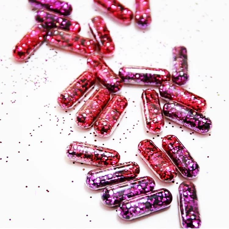 アレクシマビーユのインスタグラム：「Dazzling therapy @alexismabille against dark ideas #dazzling #dazzle #sequins #medecine #paillettes #therapy #colorfull #scintillant #happyness #red #purple #fun」