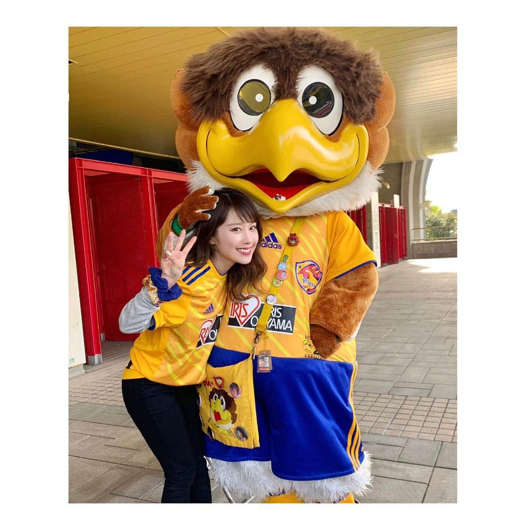 峰麻美さんのインスタグラム写真 - (峰麻美Instagram)「久しぶりにベーさんとも🦅  右手🤣🤣🤣 こんなこなれた12歳（）見たことあります？笑  #soccer #football #jleague #vegalta #平成最後のjリーグ  #ベガルタ仙台 #ユアスタ #ベガッ太さん #ベーさん #永遠の12歳 #もうすぐ誕生日だね」4月29日 15時00分 - asaaaaami.0702