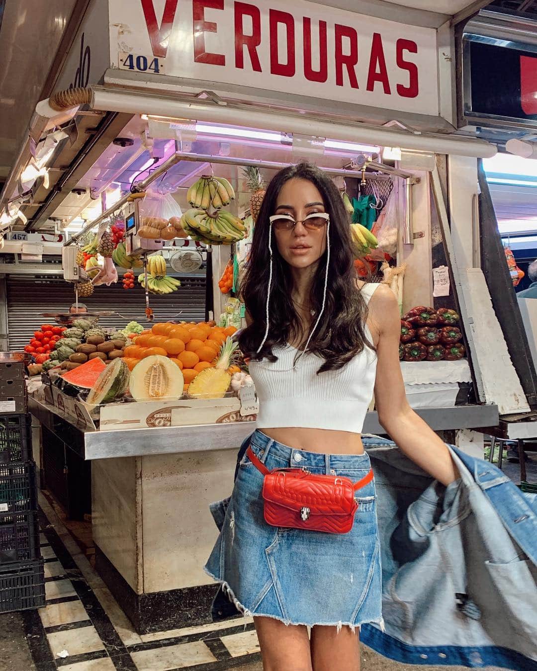 Tamara Kalinicさんのインスタグラム写真 - (Tamara KalinicInstagram)「Early morning market run for my verduras - convenient with @bulgariofficial #serpentibeltbag #barcelona #ad」4月29日 14時55分 - tamara