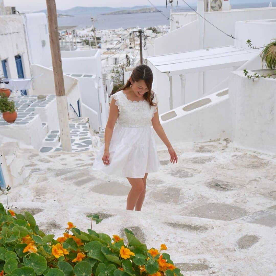 市原彩花さんのインスタグラム写真 - (市原彩花Instagram)「白い島🇬🇷ギリシャ ミコノス島 街中が白で囲まれたこの島にいると、なんだか夢を見てるみたい🧚‍♀️ 道路まで丸く白く塗られてた😇 街のあちこちにペンキを塗ってる人がいたよ🎨 3枚目からは連写されて笑う私🤣 #ミコノス島#mykonos#ギリシャ#greece#世界一周#世界一周旅行#世界一周航空券#海外旅行#旅行#プロトラベラー#スターアライアンス#staralliance . お隣の#サントリーニ島 も行ってみたいな😇 #tabirepo#ベルトラ#2019gwベルトラ公認レポーター」4月29日 14時58分 - ayaka_ichihara