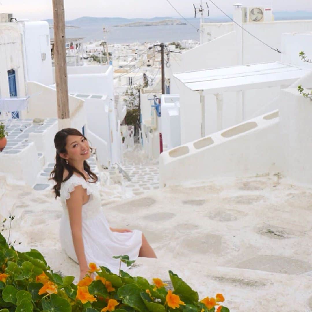 市原彩花さんのインスタグラム写真 - (市原彩花Instagram)「白い島🇬🇷ギリシャ ミコノス島 街中が白で囲まれたこの島にいると、なんだか夢を見てるみたい🧚‍♀️ 道路まで丸く白く塗られてた😇 街のあちこちにペンキを塗ってる人がいたよ🎨 3枚目からは連写されて笑う私🤣 #ミコノス島#mykonos#ギリシャ#greece#世界一周#世界一周旅行#世界一周航空券#海外旅行#旅行#プロトラベラー#スターアライアンス#staralliance . お隣の#サントリーニ島 も行ってみたいな😇 #tabirepo#ベルトラ#2019gwベルトラ公認レポーター」4月29日 14時58分 - ayaka_ichihara