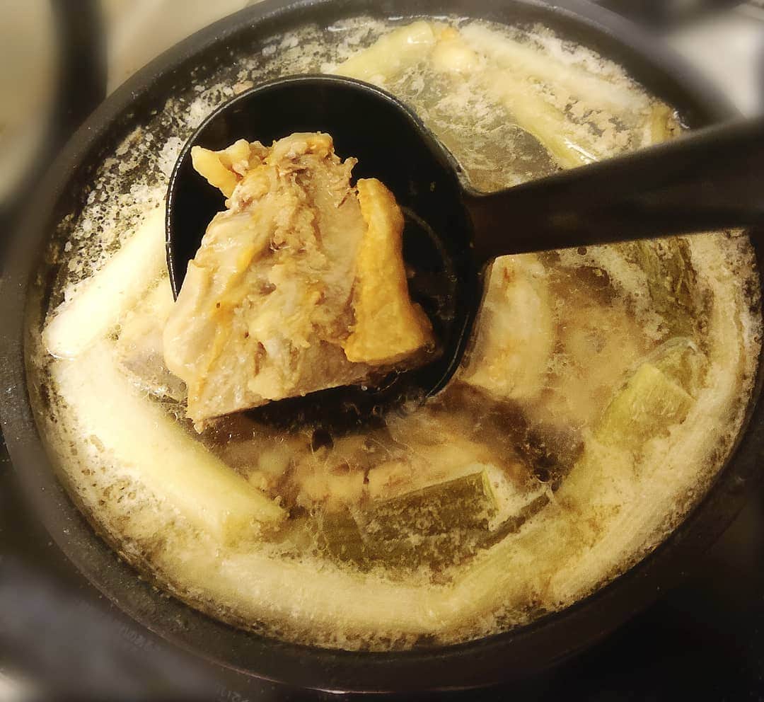 末野卓磨さんのインスタグラム写真 - (末野卓磨Instagram)「今回はゆで卵の浸けダレに使いたくて、鶏ガラスープを作りました。 美味しい浸けダレができました(*￣∇￣)ノ  材料は鶏ガラ、ネギ、しょうが、酒で作ったよ。」4月29日 15時07分 - takuma_sueno