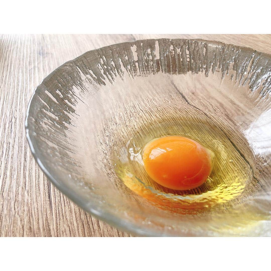 今村仁美さんのインスタグラム写真 - (今村仁美Instagram)「和風ツナオムライス🍴💓 ケチャップライスのオムライスも好きだけど、和風味のシンプルオムライスも好き🤤 卵は、私お気に入りの #ホウトク農場 さんのたまご🥚新鮮卵の甘みと、黄身の濃さがほかの卵と違うの💕 (スワイプしてね>>>>) 一回食べてもらいたい卵です🤤 ゴールデンウィークは、普段作れない手の凝った料理に挑戦してみようと思います✨ . . #ホウトク農場#たまご#卵#卵料理#たまご好き#和風オムライス#自炊#冷蔵庫にあるもので#cooking#cookingram#egg#love」4月29日 15時01分 - imamura_hi