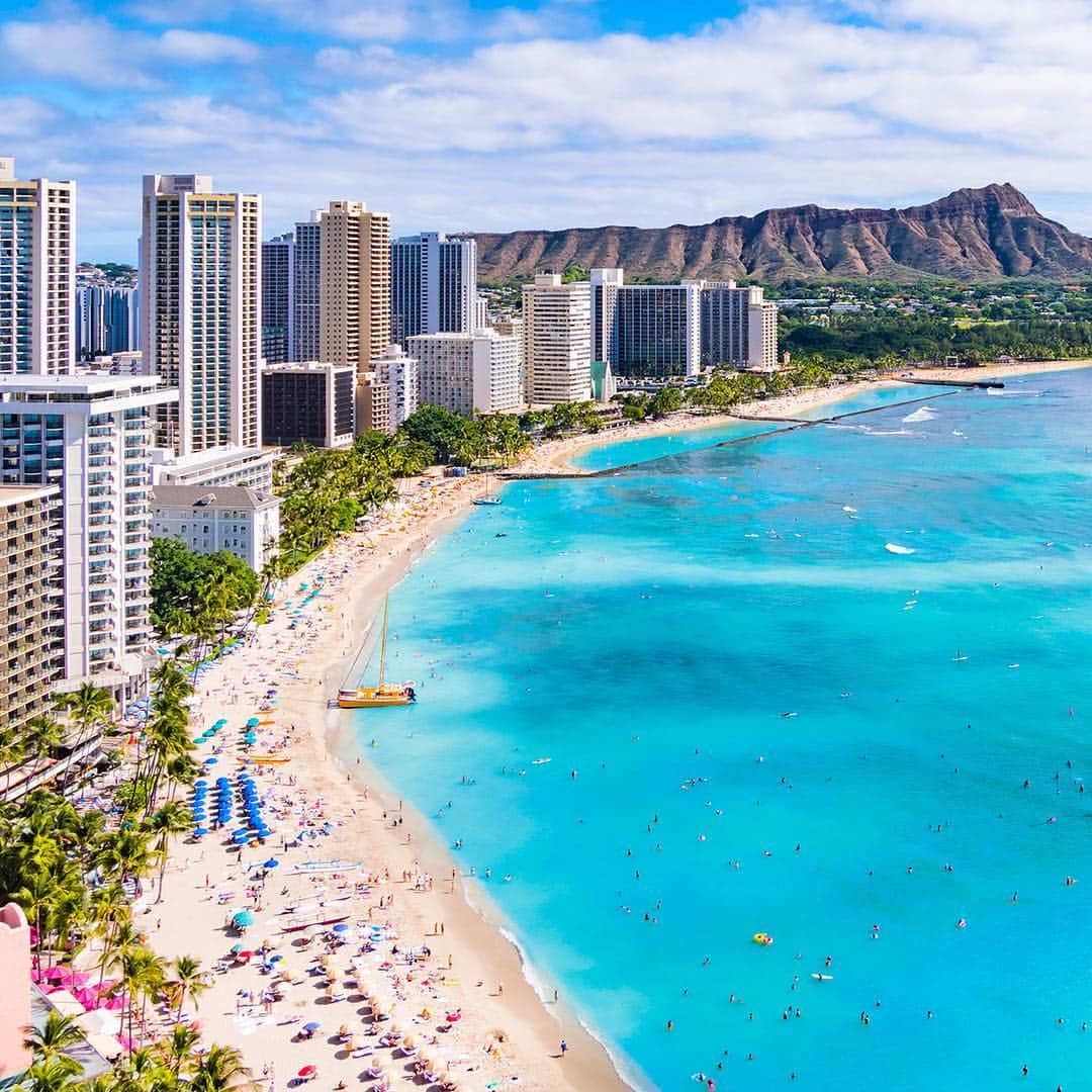 DFS & T Galleriaさんのインスタグラム写真 - (DFS & T GalleriaInstagram)「Immerse yourself in the moment as you overlook the white sands and crystal-clear blue seas of Waikiki Beach at the summit of Diamond Head. Protect your skin from the heat and pick up a sunscreen amongst other skincare essentials before you go – only at T Galleria by DFS, Hawaii: DFS.com .  #ShoopDutyFree #TGalleria // 鑽石頭山是感受夏威夷之美的最佳地點。從山頂可以遠眺威基基海灘雪白連綿的沙海，欣賞海天一色的景象。在此之前，可以先到夏威夷 #T廣場 選購護膚及防曬產品，保護你柔嫩的肌膚，為盛夏的陽光做好準備：DFS.com 。  #免稅購物 #T廣場」4月29日 15時02分 - dfsofficial