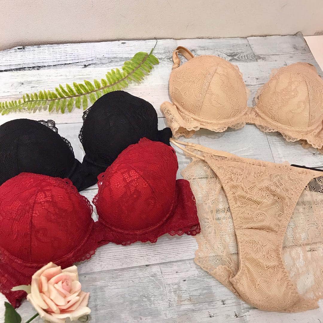 Ravijour札幌4丁目プラザ店のインスタグラム：「#ONSALE . 定番のグラマーアップブラからつるんとしたモールドカップブラが登場💁‍♀️ 詳しくはblog更新したので TOPのURLから飛んでご覧ください👀✨ . GWセール開催中🌸 RAVIJOURメンバーズカードポイント5倍‼️(〜6日まで) . 4プラポイントカード10倍‼️ (〜30日まで) . #RAVIJOUR #ラヴィジュール #ravijourstaff #ravijoursapporo #ravijourofficial #sapporo  #ランジェリー #新作 #札幌 #4プラ」