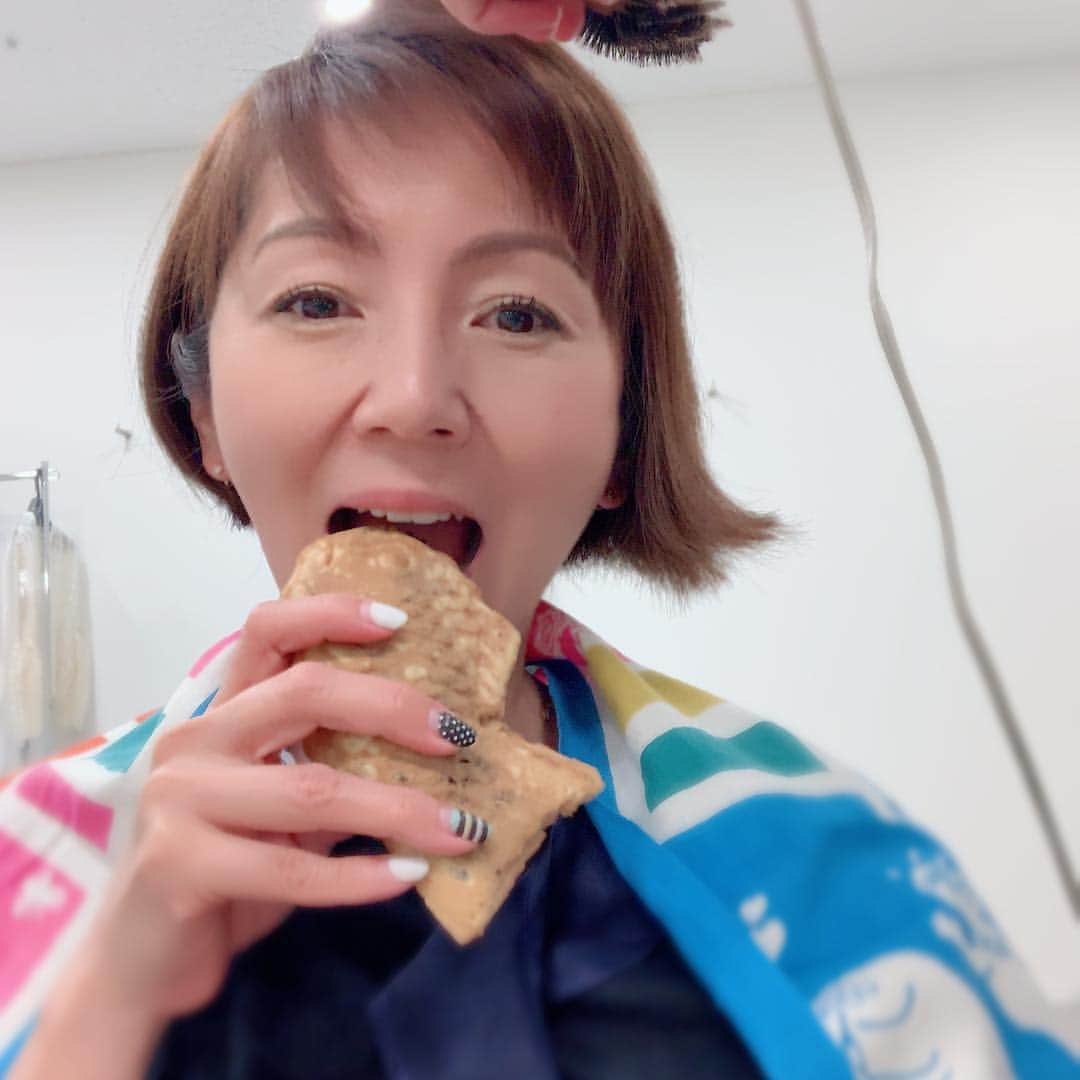 渡辺満里奈さんのインスタグラム写真 - (渡辺満里奈Instagram)「頭から食べる派です。 ★ #わかば #たいやき #お腹はあんこでパンパン #小豆美味しい🤤」4月29日 15時14分 - funnyfacefunny