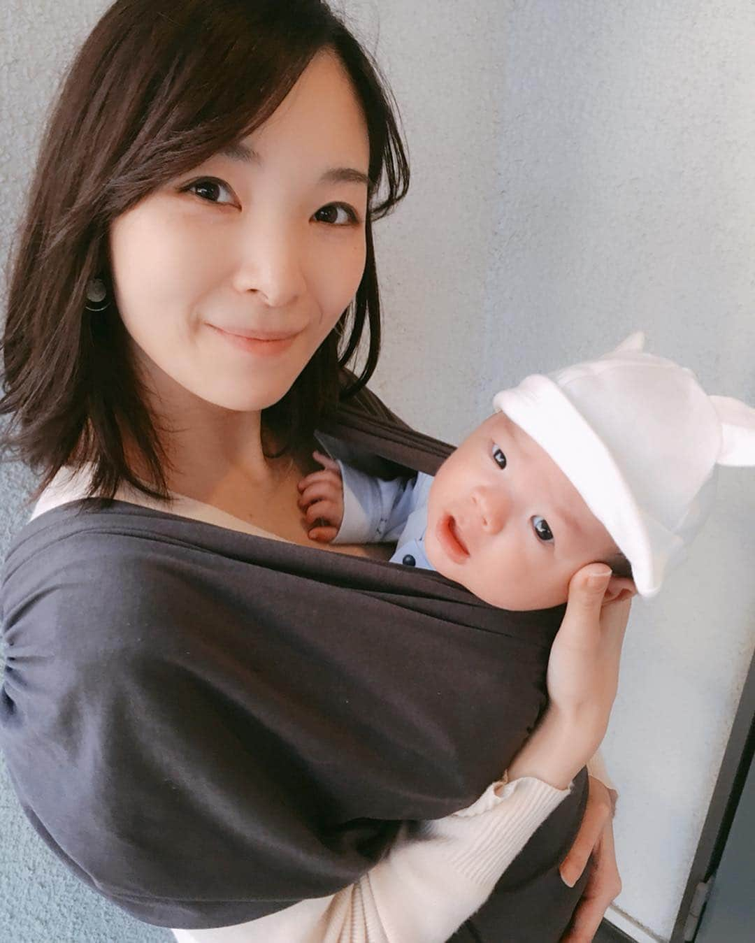 永峰絵里加さんのインスタグラム写真 - (永峰絵里加Instagram)「Our new baby carrier “pognae” is so light, comfortable, and simple!  We like it ♡  これからの季節夫婦兼用できるセカンド抱っこ紐はどれがいいんだろう？と思っていたところ、ポグネーのstep oneと出会う事ができました^_^  これならとっても軽いし小さく折り畳めて持ち運びにも便利◎ サイズ調整も簡単なのと生地が薄くて涼しいところも夏に向いているので気に入りました。  息子はまだ少し慣れが必要なようで入れた瞬間寝ちゃう時もあれば、足を突っ張ってぎゃん泣きする時も😂  晴れた日にまたゆっくり使ってみようね〜◎ ・  #babycarrier #babywrap #pognae #baby #holidays #gw #ポグネー #抱っこひも #ベビーラップ」4月29日 15時15分 - erikalmaz