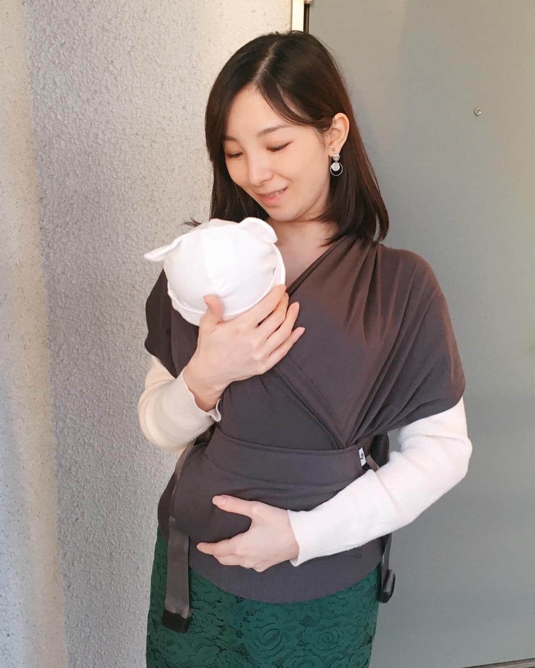 永峰絵里加さんのインスタグラム写真 - (永峰絵里加Instagram)「Our new baby carrier “pognae” is so light, comfortable, and simple!  We like it ♡  これからの季節夫婦兼用できるセカンド抱っこ紐はどれがいいんだろう？と思っていたところ、ポグネーのstep oneと出会う事ができました^_^  これならとっても軽いし小さく折り畳めて持ち運びにも便利◎ サイズ調整も簡単なのと生地が薄くて涼しいところも夏に向いているので気に入りました。  息子はまだ少し慣れが必要なようで入れた瞬間寝ちゃう時もあれば、足を突っ張ってぎゃん泣きする時も😂  晴れた日にまたゆっくり使ってみようね〜◎ ・  #babycarrier #babywrap #pognae #baby #holidays #gw #ポグネー #抱っこひも #ベビーラップ」4月29日 15時15分 - erikalmaz