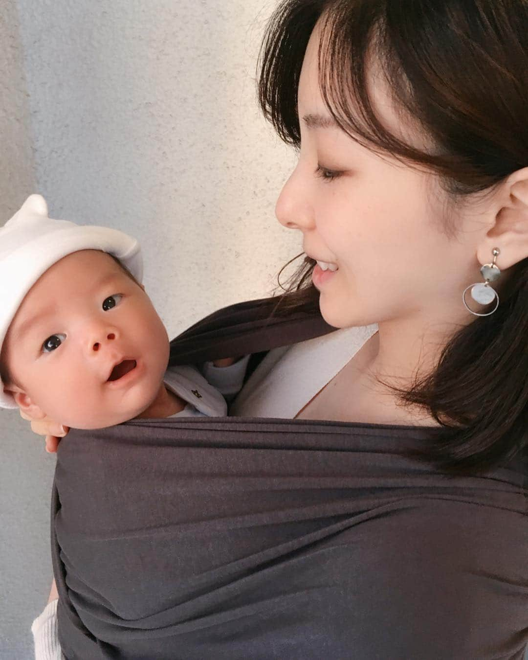 永峰絵里加さんのインスタグラム写真 - (永峰絵里加Instagram)「Our new baby carrier “pognae” is so light, comfortable, and simple!  We like it ♡  これからの季節夫婦兼用できるセカンド抱っこ紐はどれがいいんだろう？と思っていたところ、ポグネーのstep oneと出会う事ができました^_^  これならとっても軽いし小さく折り畳めて持ち運びにも便利◎ サイズ調整も簡単なのと生地が薄くて涼しいところも夏に向いているので気に入りました。  息子はまだ少し慣れが必要なようで入れた瞬間寝ちゃう時もあれば、足を突っ張ってぎゃん泣きする時も😂  晴れた日にまたゆっくり使ってみようね〜◎ ・  #babycarrier #babywrap #pognae #baby #holidays #gw #ポグネー #抱っこひも #ベビーラップ」4月29日 15時15分 - erikalmaz