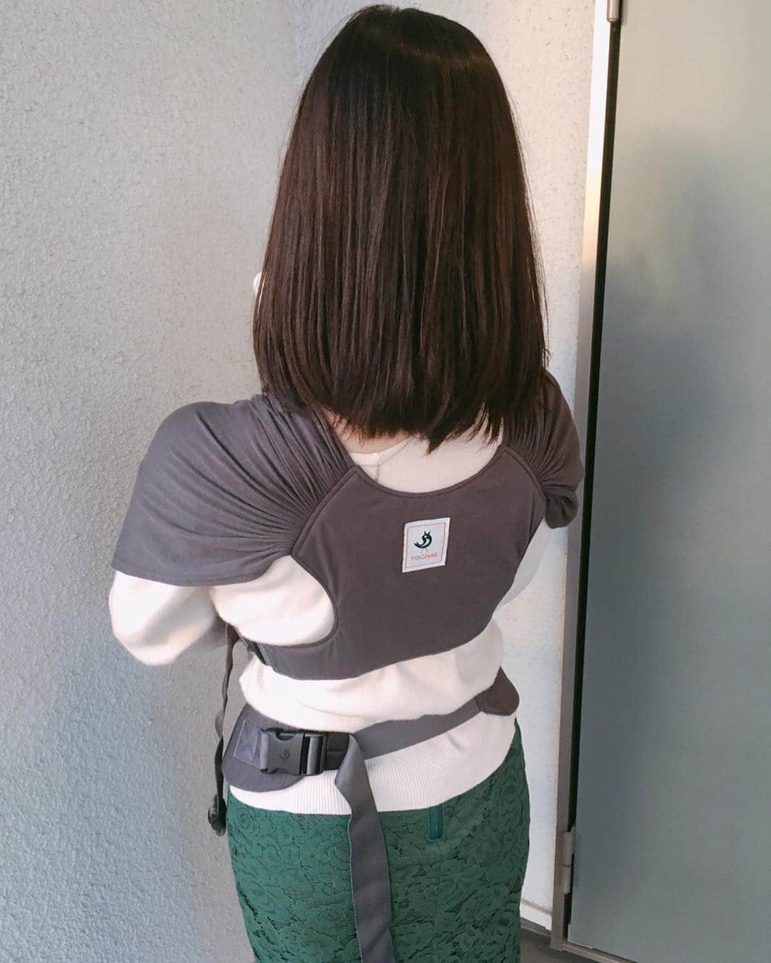 永峰絵里加さんのインスタグラム写真 - (永峰絵里加Instagram)「Our new baby carrier “pognae” is so light, comfortable, and simple!  We like it ♡  これからの季節夫婦兼用できるセカンド抱っこ紐はどれがいいんだろう？と思っていたところ、ポグネーのstep oneと出会う事ができました^_^  これならとっても軽いし小さく折り畳めて持ち運びにも便利◎ サイズ調整も簡単なのと生地が薄くて涼しいところも夏に向いているので気に入りました。  息子はまだ少し慣れが必要なようで入れた瞬間寝ちゃう時もあれば、足を突っ張ってぎゃん泣きする時も😂  晴れた日にまたゆっくり使ってみようね〜◎ ・  #babycarrier #babywrap #pognae #baby #holidays #gw #ポグネー #抱っこひも #ベビーラップ」4月29日 15時15分 - erikalmaz