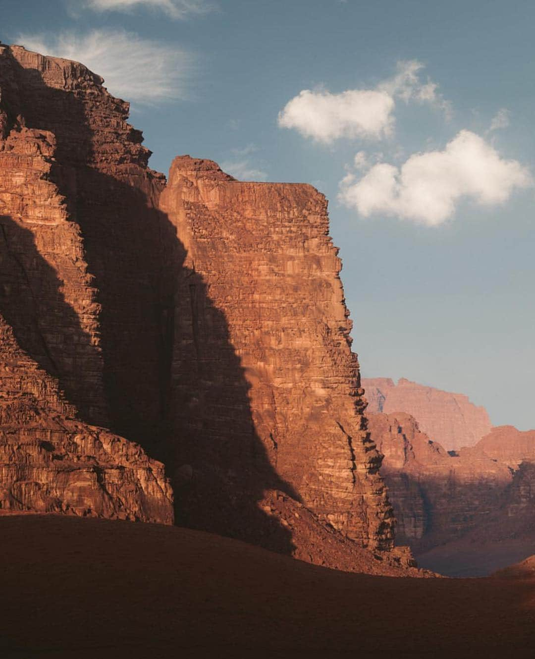 Canon Photographyさんのインスタグラム写真 - (Canon PhotographyInstagram)「The Epic Wadi Rum Desert in Jordan. Photography | @emmett_sparling  Canon 5D Mark IV #jordan #desert #wadirum #desert」4月29日 15時15分 - cpcollectives