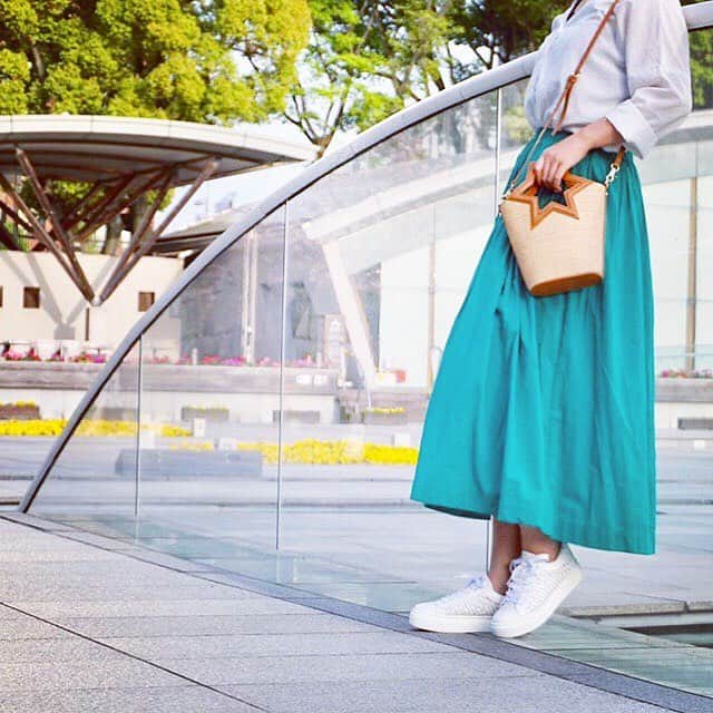 CARNET OFFICIALのインスタグラム：「ソフトな厚底と革素材のメッシュスニーカー👟☀️ 見かけによらず軽〜い履き心地はお出掛けにもおすすめです！🐏 . sneaker■ GE-105-1902 ¥19,000+tax bag□ B-HA1809924-1902 ¥14,000+tax . 商品の詳細は @daniella_and_gemma のプロフィールをチェック☞﻿ . . 【 GW限定!!スニーカー10%OFF開催中👟】 カルネ丸の内店では5/6までの期間中、スニーカーが10%off‼ ️この機会に是非お立ち寄りください☺︎✨ . #daniellaandgemma  #ダニジェマ #fashion  #shoes  #cordinate  #スニーカー #スニーカーコーデ  #厚底  #大人カジュアル  #おしゃれ  #新丸ビル #二子玉川ライズ  #gw  #お出かけ」