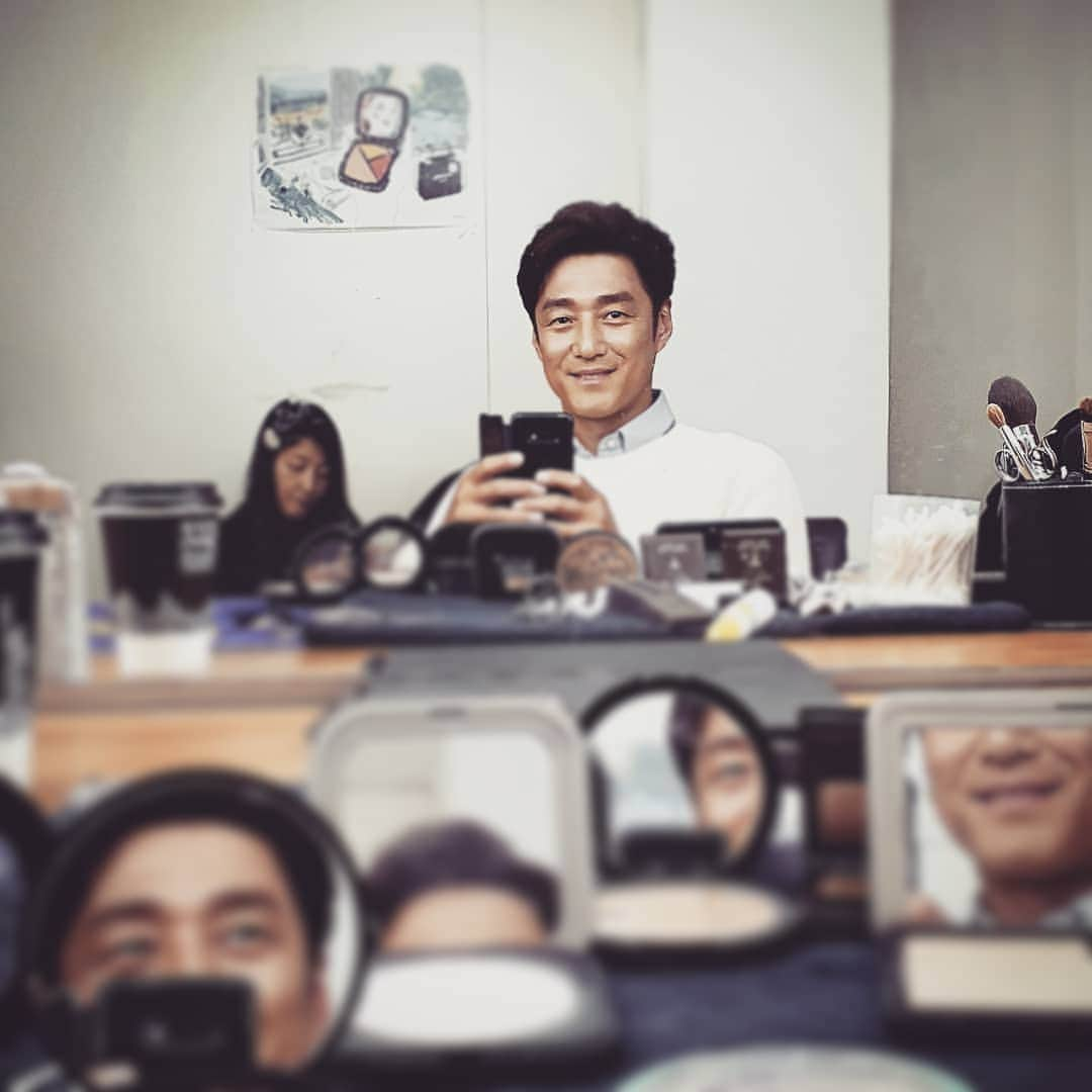 チ・ジニさんのインスタグラム写真 - (チ・ジニInstagram)「광고촬영장에서... #지정생존자」4月29日 15時18分 - actor_jijinhee