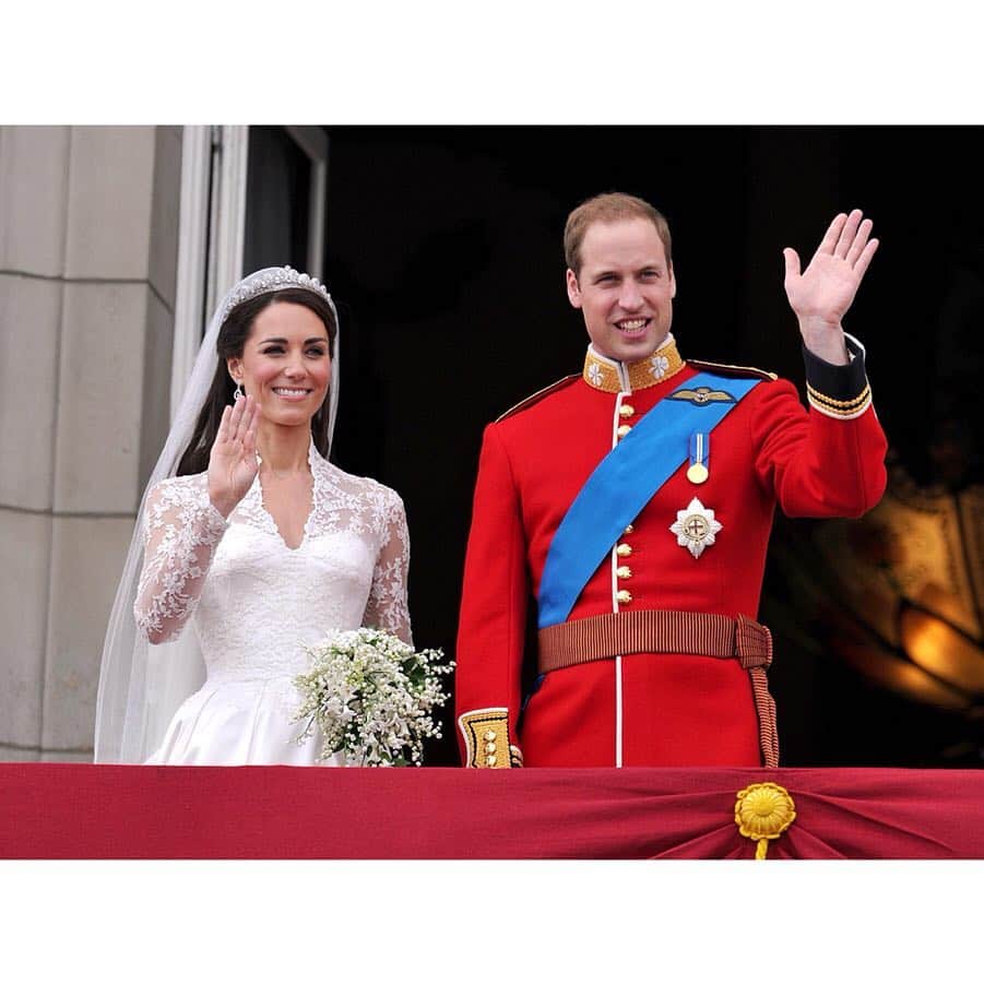ウィリアム（ケンブリッジ公）さんのインスタグラム写真 - (ウィリアム（ケンブリッジ公）Instagram)「🎊 8 years ago today — thank you for your lovely messages on The Duke and Duchess of Cambridge’s wedding anniversary! 📷PA」4月29日 15時22分 - princeandprincessofwales