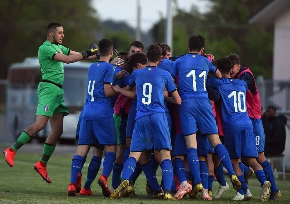 サッカーイタリア代表さんのインスタグラム写真 - (サッカーイタリア代表Instagram)「#Under15 🇮🇹 Torneo delle Nazioni, buona la prima degli #Azzurrini: #Inghilterra 🏴󠁧󠁢󠁥󠁮󠁧󠁿 battuta per 2-1. Ottima prestazione dell’#Italia, costantemente padrona del gioco. L'articolo 👉🏻 www.figc.it 🗣 #Panico: “questi ragazzi scendono in campo senza paura. Puntiamo all’obiettivo massimo"  #VivoAzzurro」4月29日 15時29分 - azzurri