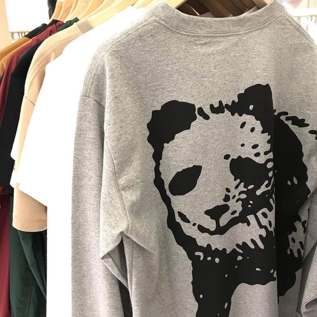 福岡パルコさんのインスタグラム写真 - (福岡パルコInstagram)「ツートーンをコンセプトとしたmy pandaのPOP-UP SHOPを本館2F エスカレーターサイドにて開催中！5/6までです💓 #mypanda#福岡パルコ#パルコ ・ my panda2019春夏コレクションは、花×花です。私の原点となる、この世界に入るキッカケをくれた方からいただいた花の絵をもとに、切り貼りして生地を作りました。 私はその絵からパワーを感じたり、癒されたりしています。 このお洋服も着る人をそんな気分に出来たらと思って作りました。 是非実物をご覧いただけましたら、幸いです。 また、先日発表されたばかりの2019-2020秋冬コレクションの受注会も開催いたします。 みなさまのご来店を心よりお待ちしております。 ・ <開催情報> ■催事名：my panda ■期間：4/29(mon.)-5/6(mon.) ■時間：10：00～20：30 ■場所：本館2階　エスカレーター横特設会場」4月29日 15時30分 - parco_fukuoka_official