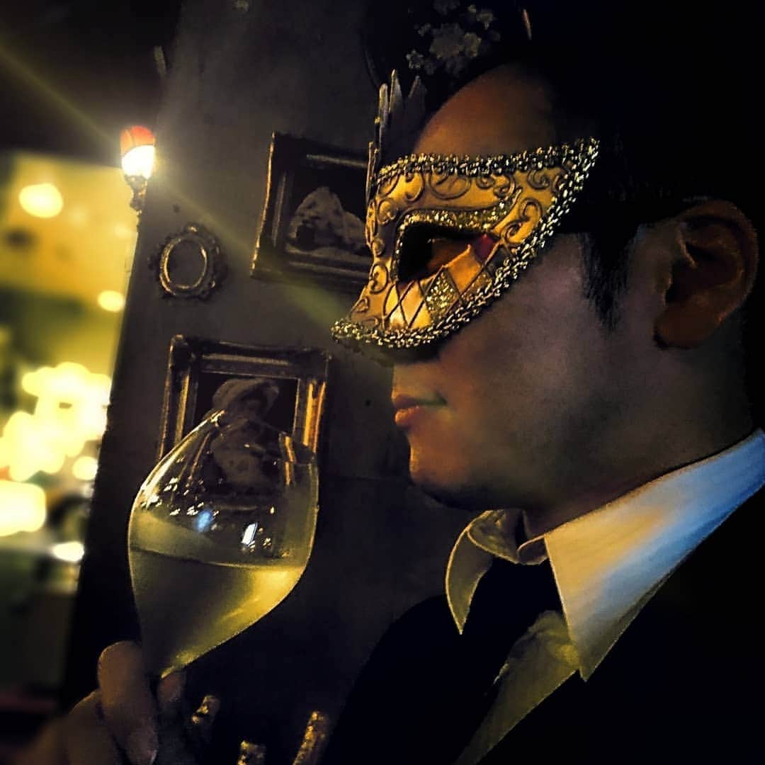 Takahiroのインスタグラム：「🍷❇️🎭❇️🍷 特別な繋がりの方のみ参加可能な 某パーティーに招待されました ※非公開詳細NG ㅤ パーティーという名の情報交換会👥👥 ここの世界は政財界の達人ばかり✨ 恐れ多くも目標とする人達ばかり畏敬でこの人達と関われる幸せな事です ㅤ 世の中を勝手に変えてしまう天才達 表舞台を牛耳る裏ボス的な存在はとても大きい ㅤ ㅤ この先 常に学修しなければ取り残される時代 ㅤ 私はこの階層世界の方々と どんどんステージアップしていこう ㅤ 今年は新時代、革命の時代 飛躍の年になる為の準備が終わる ?？ 傲らず怠らず、身が締まる思いです ㅤ ㅤ #第四次産業革命 #インダストリー40 #シンギュラリティー #5G ㅤ #人間は既にサイボーグ ㅤ #脳の数十倍の鮮明画質と容量と記憶力 #五十倍の計算処理能力を手に入れた ㅤ #この投稿をスマホで見てるあなた ㅤ #そのスマホが脳ミソに入るか #ポケットに入ってるかの違いだけ ㅤ #スマホは外部記憶装置 #身体の一部 #あなたは既にサイボーグ ㅤ #それに気付いていない人々 ㅤ #理想郷 #争いの知らない階層世界 #仮面舞踏会 #パーティー #雑談 #これもビジネス #アーティストは飾り物 ㅤ ㅤ ┄┄┄┄┄┄┄┄┄┄┄┄┄┄┄┄┄┄┄┄ㅤ ㅤ ◆◆◆◆‼️ 200 Post 目前企画 ‼️◆◆◆◆ ㅤ  日頃のフォロワー様への感謝を込めて 芸能最前線で現在奮闘中の大物芸能マネージャーとの会食 & 情報交換会を開催します。 通常は関係者以外絶対接触不可能なMGさんですが、私の依頼に賛同して下さいまして実現しました。 自社PRや芸能に興味がある方、なかなか得られない芸能裏情報等この機会にいかがでしょうか？ ㅤ ■大物MG情報交換会参加条件■ ①私の垢Follower様であること ②20歳以上(学生不可)であること ③名刺や証明書等,会社や身分証明出来るもの ・信用ない方はお会い出来ません。 ・多忙な方故に22時以降になることはしばしばあります。 ・一度も会話や関わりのない方,経営者,起業家の方は詳細を明記の上、私とMG二人で精査の上で判断させて頂きます。 ㅤ ご希望の方はDMまで。 ㅤ 🌹情報受取りに通知“オン”をオススメします。 ㅤ ┄┄┄┄┄┄┄┄┄┄┄┄┄┄┄┄┄┄┄┄┄ ㅤ 📮芸能お悩み相談窓口📮 現役制作兼アーティストTakahiroによる芸能お悩み相談所開設📥 Followerして下さったお客様にはご相談お受け致します。 一人で悩まず先ずはご相談DM or sarahahへ 📩takahirokwan.Sarahah.com ㅤ Thank you for watching! I will do push like,if I have time! ┄┄┄┄┄┄┄┄┄┄┄┄┄┄┄┄┄┄┄┄┄ ◇インフルエンサーマーケティングにご興味のある#インフルエンサー 様(follower1k以上)も募集中 ◇依頼の要望に一致する有望な人材の情報 皆様からの情報お待ちしています🙆 ㅤ 毎回お越し下さるﾌｫﾛﾜｰ様常々感謝申し上げます😌 ㅤ┄┄┄┄┄┄┄┄┄┄┄┄┄┄┄┄┄┄┄┄┄ #party #rich #ironmask #Celebrity #singularity #鉄の仮面 #本物 #職人技」