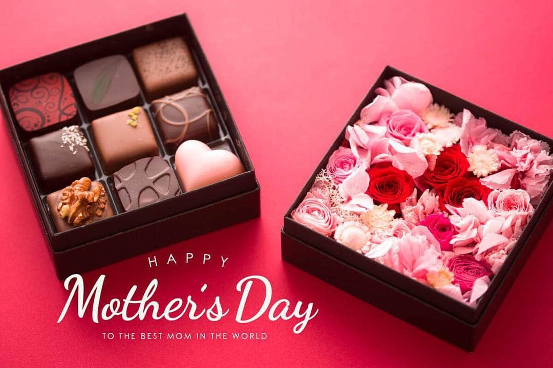Decadence du Chocolatさんのインスタグラム写真 - (Decadence du ChocolatInstagram)「こんにちは😃  もうすぐ#母の日  ですね。なにをプレゼントするか決まりましたか？ #母の日プレゼント  #母の日ギフト  日頃なかなか言えない #お母さんありがとう  の気持ちを、 #ボンボンショコラ と #プリザーブドフラワー に込めてみませんか。  #デカダンスドュショコラ の母の日ギフトは、ショコラとお花のボックス #母の日限定  #ストロベリーマスカルポーネ  のハート型ショコラはこの時期だけの限定品です❤️ #限定フレーバー #ハート  #数量限定  なので、是非お早めに😆  #デカダンスドュショコラ  #デカダンス #チョコレート #茗荷谷 #茗荷谷ファクトリー #銀座一丁目 #銀座本店 #新宿 #新宿京王百貨店 #京王のれん街」4月29日 15時38分 - decadence_du_chocolat