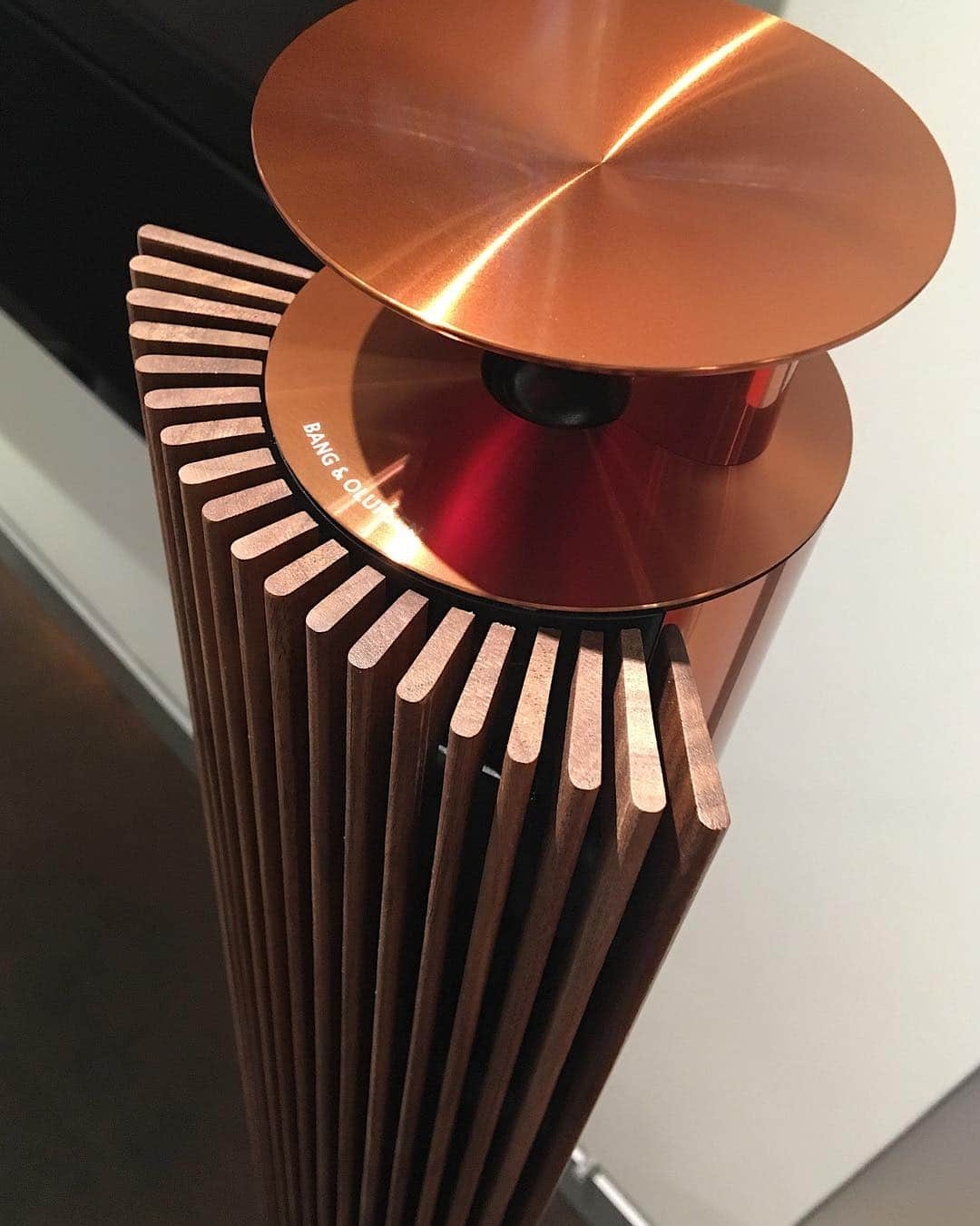 Omotecho Style Storeさんのインスタグラム写真 - (Omotecho Style StoreInstagram)「BANG&OLUFSEN BeoLab 18 新色ブロンズ入荷しました！ アコースティックレンズ搭載の高品質スピーカー！ 新色登場で更なる可能性が広がります✨✨ #岡山  #セレクトショップ  #bangolufsen  #スピーカー  #家電  #homeappliances  #新居  #新色  #高音質  #ブロンズ  #デンマーク」4月29日 15時51分 - omotechostylestore