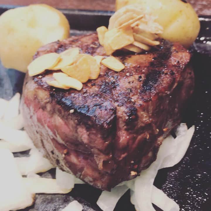 佐野優子のインスタグラム：「. 29の日🥩 だからがっつり肉食べました🐃 . 人生初のいきなりステーキ🍴 . #29の日 #いきなりステーキ  #肉 #beef  #人生初 #平成のうちに」