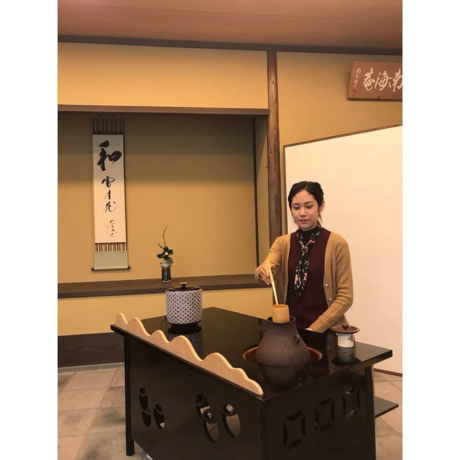 阿部純子さんのインスタグラム写真 - (阿部純子Instagram)「GW特集！  少し前ですが、 #黄金の茶室 を見に、 #さかい利晶の杜 へ行きました✨ ・ 黄金の茶室は組み立て式の茶室で、大きな箱に入れられていたそう。 ・ ・ ちょうど、以前見た 映画『#利休 』でも、 この茶室が出てきました☺️ 三國連太郎さん演じる利休が とっても印象に残っています。 ・ 茶道は、実は学生時代にほんのちょっとだけ。 改めてまた茶道の世界に触れてみたいな、と思う阿部なのでした😊 ・ ・ どこへ行こうか迷っている方の参考になれば♡」4月29日 16時01分 - junkoabe_official