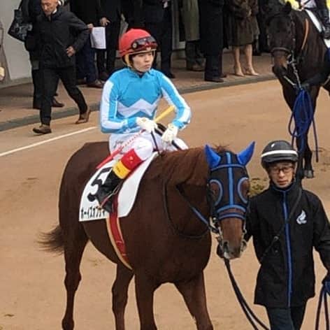 のインスタグラム：「ボーイズオブサマー君初勝利おめでとうございます！ 僕が新馬戦に騎乗させて頂き！ この子はまだ幼くて！レースをもっとしていけば未勝利脱出できますと語っただけ、勝ってくれたのは嬉しかったです。 ノルマンディー様は素晴らしく 中央騎乗の際たくさん乗せて頂きましたし お役に立てたかは分からないですけど 会員様方おめでとうございます！」