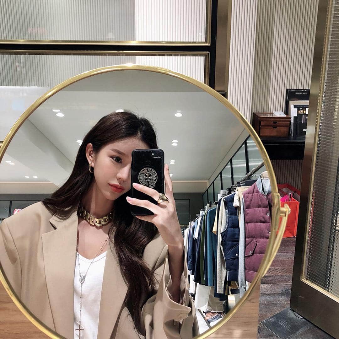 Son Ju Heeさんのインスタグラム写真 - (Son Ju HeeInstagram)「이 거울 탐나는데...🙄」4月29日 16時04分 - juhee__ss