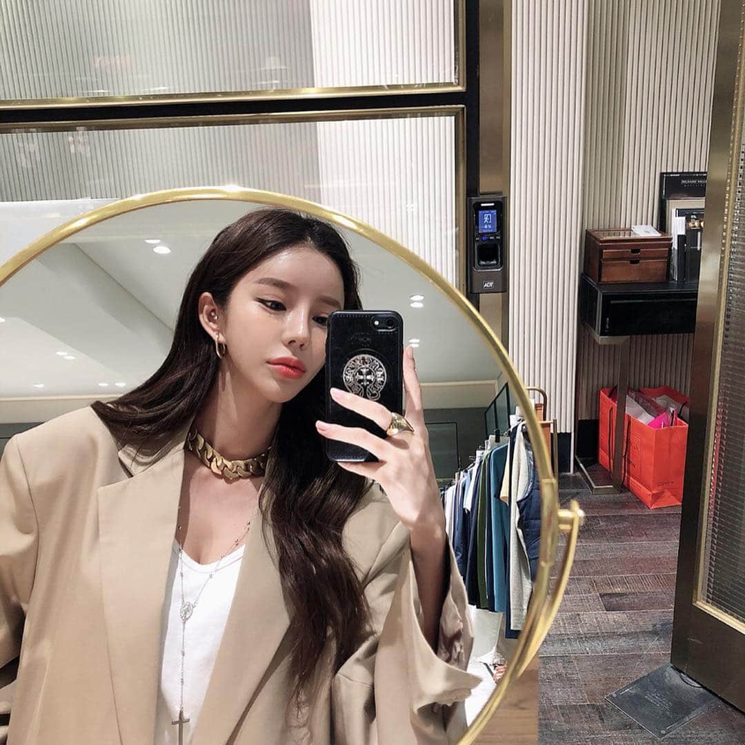 Son Ju Heeさんのインスタグラム写真 - (Son Ju HeeInstagram)「이 거울 탐나는데...🙄」4月29日 16時04分 - juhee__ss