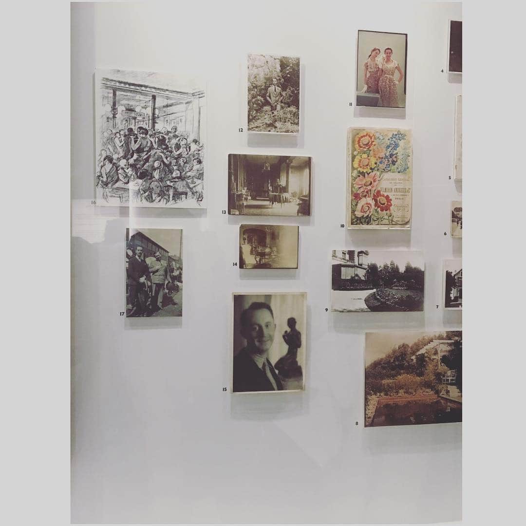 のインスタグラム：「Christian Dior♤ ♠︎History♠︎ ・ 9月までロンドンで開催中！ 大人気で全日完売みたいなので 少しでも雰囲気を📷 ・ #christiandior #exhibition #london #vandamuseum #fashion #design #creative #beautiful #런던 #아트 #패션 #ロンドン #ディオール展 #ファッション #美学 #ものづくり」