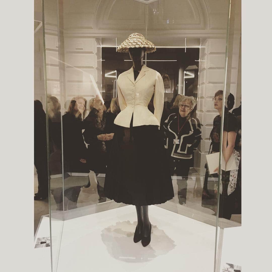 今村沙緒里のインスタグラム：「Christian Dior♡ ❤︎History❤︎ First dress！ ・ #christiandior #exhibition #london #vandamuseum #fashion #design #dress #creative #beautiful #런던 #아트 #패션 #ロンドン #ディオール展 #ファッション #デザイン #美学 #ものづくり」