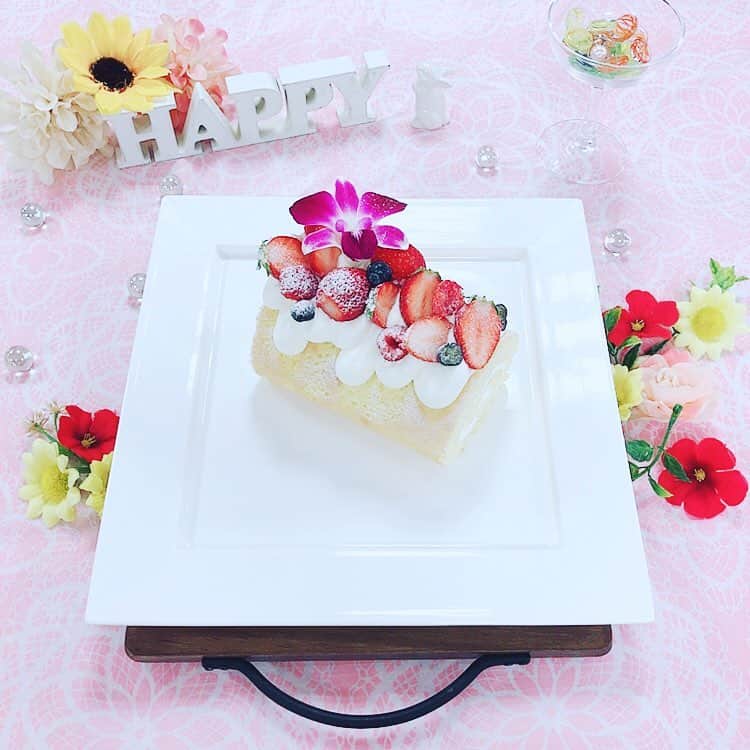 東京ベルエポック製菓調理専門学校さんのインスタグラム写真 - (東京ベルエポック製菓調理専門学校Instagram)「本日の製菓オープンキャンパスはフルーツロールケーキです！ とっても華やかに飾ってもらいました！」4月29日 16時16分 - belleseika