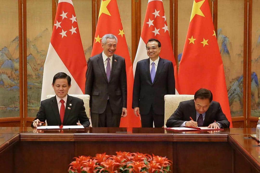 リー・シェンロンさんのインスタグラム写真 - (リー・シェンロンInstagram)「Had productive meetings with President Xi Jinping and Premier Li Keqiang today. Also witnessed the signing of five MOUs in areas such as market cooperation and customs. This will enhance the strong ties between Singapore and China. 🇸🇬🇨🇳 ⠀⠀⠀⠀⠀⠀⠀⠀⠀ Heading home now! – LHL ⠀⠀⠀⠀⠀⠀⠀⠀⠀ ([1] MCI Photo by Kenji Soon; [2] Photo courtesy of @straits_times)」4月29日 16時19分 - leehsienloong
