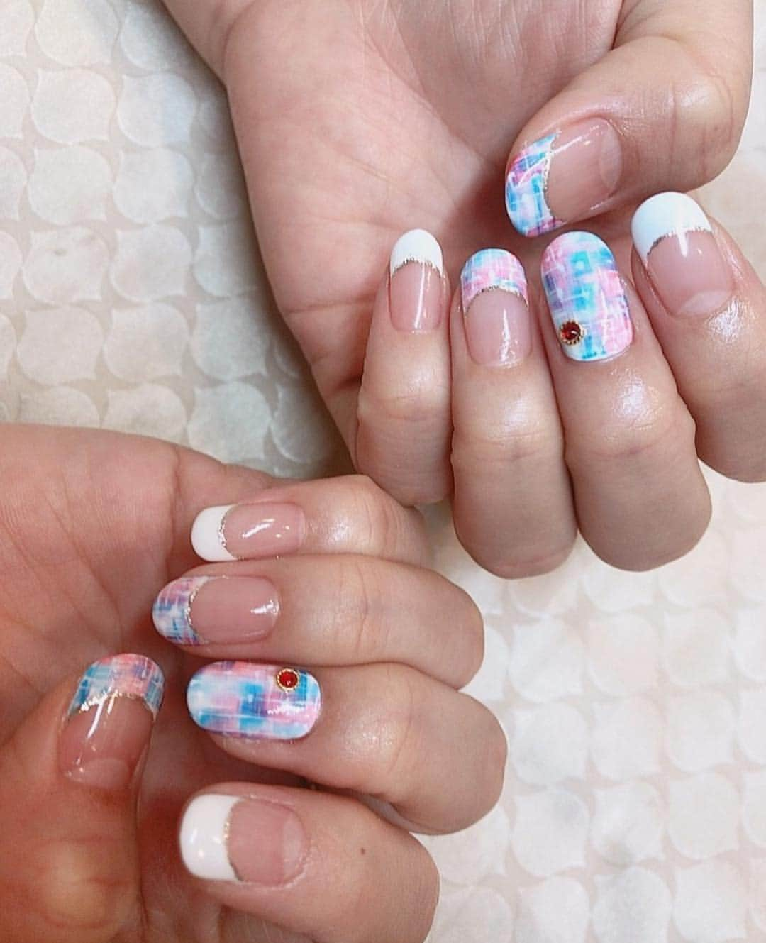 祥子さんのインスタグラム写真 - (祥子Instagram)「💅 nail change♥️ 今回も天才ネイリストのしょーこちゃん(@shoko.nail )のところで🥰 ほっそーーーーい筆で器用に描いていく腕前は、まさにプロ中のプロ😍💅 いつも本当に素敵に仕上げてくれてありがとう💓 #ネイル #nail #ネイルチェンジ #春ネイル  #ツイードネイル #フレンチネイル #最高です」4月29日 16時19分 - sho_ko.0413