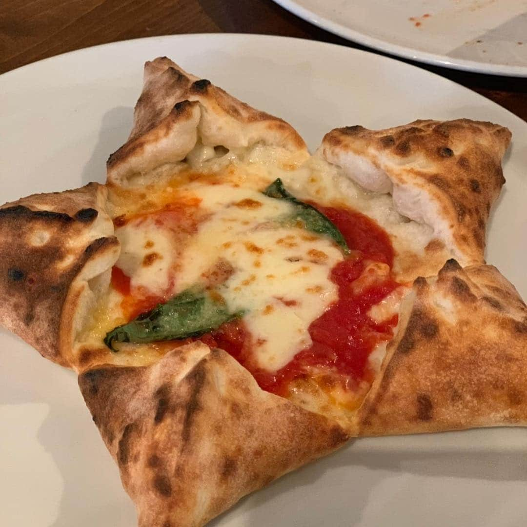 赤星拓さんのインスタグラム写真 - (赤星拓Instagram)「久しぶりの休日は平成last Pizzeria Lotus🍕 #カウントダウン #ラスト一週間 #ファミリー #職は違えど #共に走ってきた仲間  #最後まで共に走り抜けましょう #グランドフィナーレ5月6日まで #1日から熊本震災復興支援イベントと称して #売上の一部を寄付  #店頭にて皆様にご挨拶 #沢山食べて #沢山飲んで #沢山笑って #九州から元気を #頑張れ熊本  @pizzerialotus」4月29日 16時21分 - akahoshi.taku_1