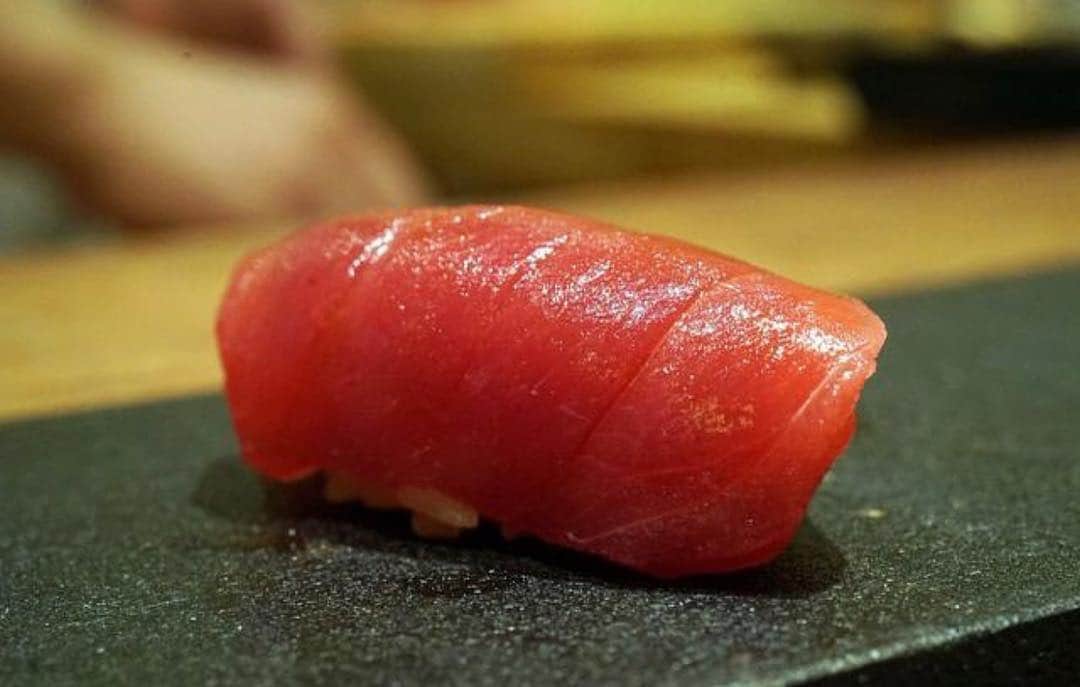 "TERIYAKI" テリヤキ編集部さんのインスタグラム写真 - ("TERIYAKI" テリヤキ編集部Instagram)「⠀ ⠀【田久鮓】@札幌⠀ ⠀ 地方の鮨店では珍しい、赤酢と塩を効かせたシャリが特徴的なお店🍣⠀ ⠀ 魚介は北海道のみならず、本州から取り入れています✨⠀ ⠀ 遅い時間でも本格的な鮨を楽しめる一軒として、覚えておきたいですね😋⠀ -----------------------------------⠀ ⠀【Takuzushi】@ ⠀Sapporo⠀ ⠀ ●A rare shop in rural sushi store, a characteristic shop with red vinegar and salt-fired Shari 🍣⠀⠀⠀ ⠀ ●Seafood is not only imported from Hokkaido, but from Honshu ✨⠀ ⠀ ●I want to remember it as one that can enjoy full-fledged sushi even in late hours 😋⠀ -----------------------------------⠀ テリヤキ編集部公式アカウントでは、本当に美味しいお店をご紹介しております。アプリの方もチェックお願い致します！😊 ・ 『 #テリヤキ掲載店』をつけて投稿いただいた中から素敵なお写真をご紹介いたします！ぜひ投稿してみてくださいね！⠀ ------------------------------------ #テリヤキ #本当に旨い #美食 #美食倶楽部 #鮨会 #food #グルメ#うまい#いいね#food #foodimc #ファインダー越しの私の世界#飯#東京カメラ部#いいね返し#foodpic#foodgram#instafood#instacool#yum#tasty#hungry #飯テロ」4月29日 16時21分 - teriyaki_jp