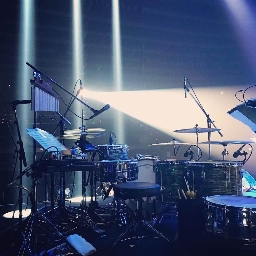 朝倉真司のインスタグラム：「本日は大阪城ホールにてFM802「REQUESTAGE 2019」。秦基博くんのライブにドラムで参加します。秦くんもバント編成でのライブはすごく久々みたい。他の対バンはみんなバンドwですが広々と出来ますようにー！」