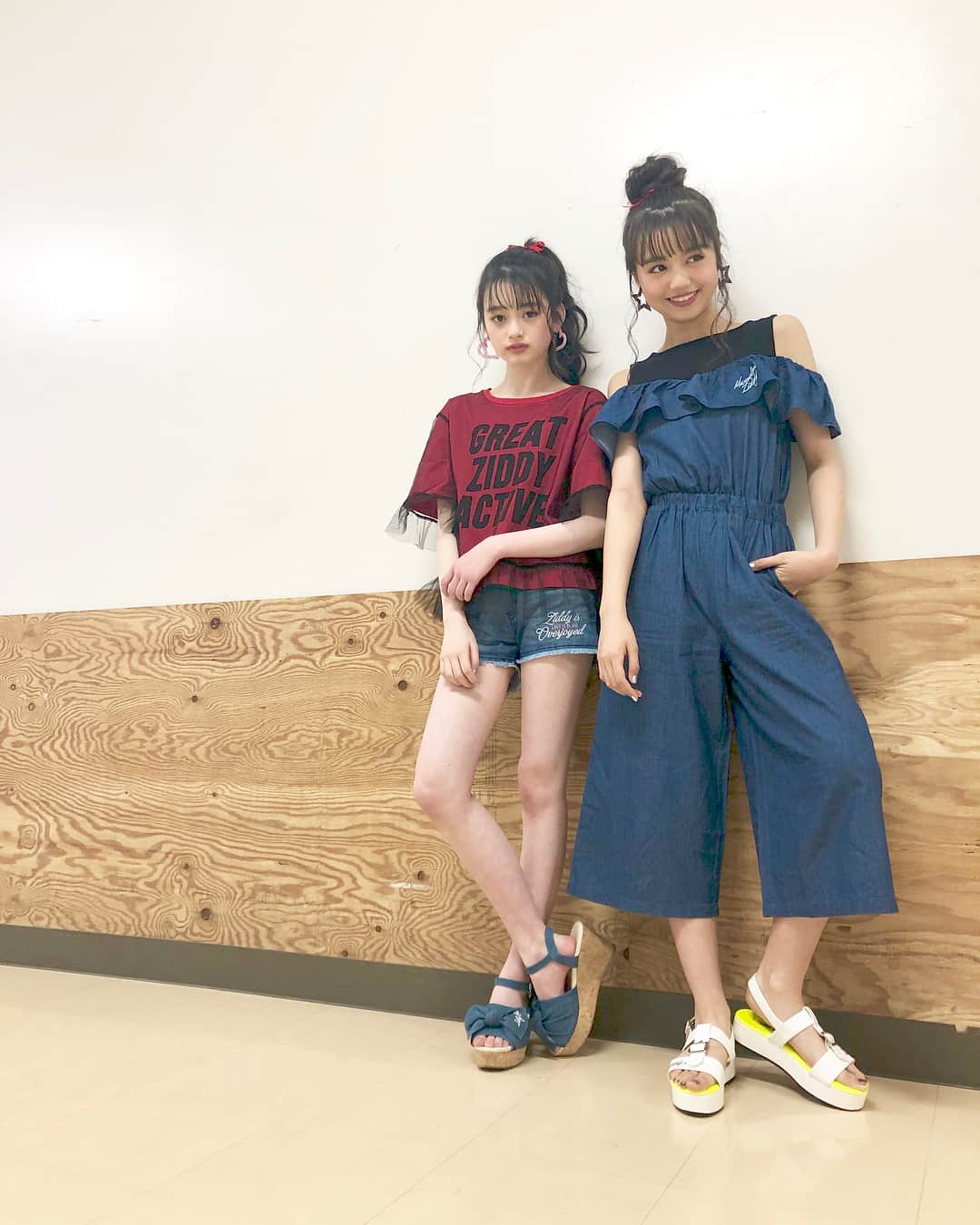 ニコ☆プチのインスタグラム：「⚡️⚡️ ジディーイベント ありがとうございました🥰🥰 . . ユナが着たTシャツは チュールがついてて1枚でおしゃれだし だぼっとしたサイズ感がかわいい☺︎ ココハ着用サロペは大人っぽくて 海とかプールに来ていきたい…🌺♡ もう夏服です🌻 . . #阿部ここは  #高比良由菜  #イオンモールの廊下の光が盛れたた #ココハラストということで #サプライズしていただきました #ありがとうございました  #うるっときたのをこらえたここちゃん」