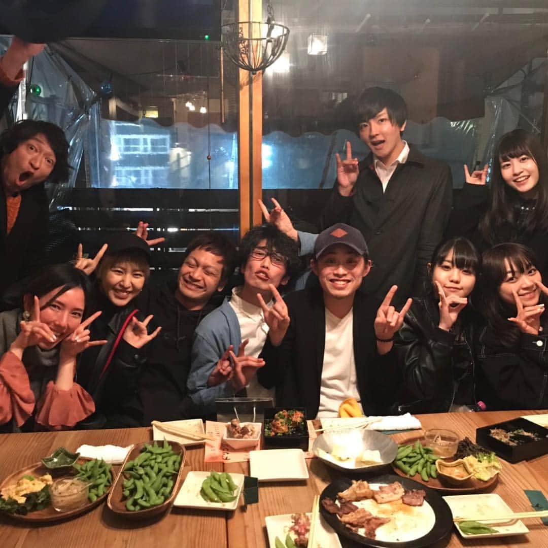 飯田來麗のインスタグラム：「・ 改めまして #劇メシ 「キツネたちが円舞る夜」4月公演  全10公演。 無事に終演することができました。 ご来店頂いたお客様。 応援してくださった皆さま。 本当にありがとうございました！  私にとって3回目の劇メシ。 今回の劇メシは、私にとって初めてだらけでした。劇メシ経験者が私以外いない事。今まで一緒だった、伸さんとひーちゃんがいない事。楽しみなのもあったけど、正直不安だらけでした。 でも、素敵な仲間に出会えて、いつもお世話になってるたいとさん、カジさんに支えて頂いて、乗り越えることが出来たと思います^ ^ リナに出会えて、演じることが出来て、とっても嬉しかったです！  また劇メシに出られるように、これからも精進していきます！  そしていつも沢山の提灯、お手紙やプレゼント。本当にありがとうございます💓ぜーんぶ大切な宝物です。本当にありがとうございました！」