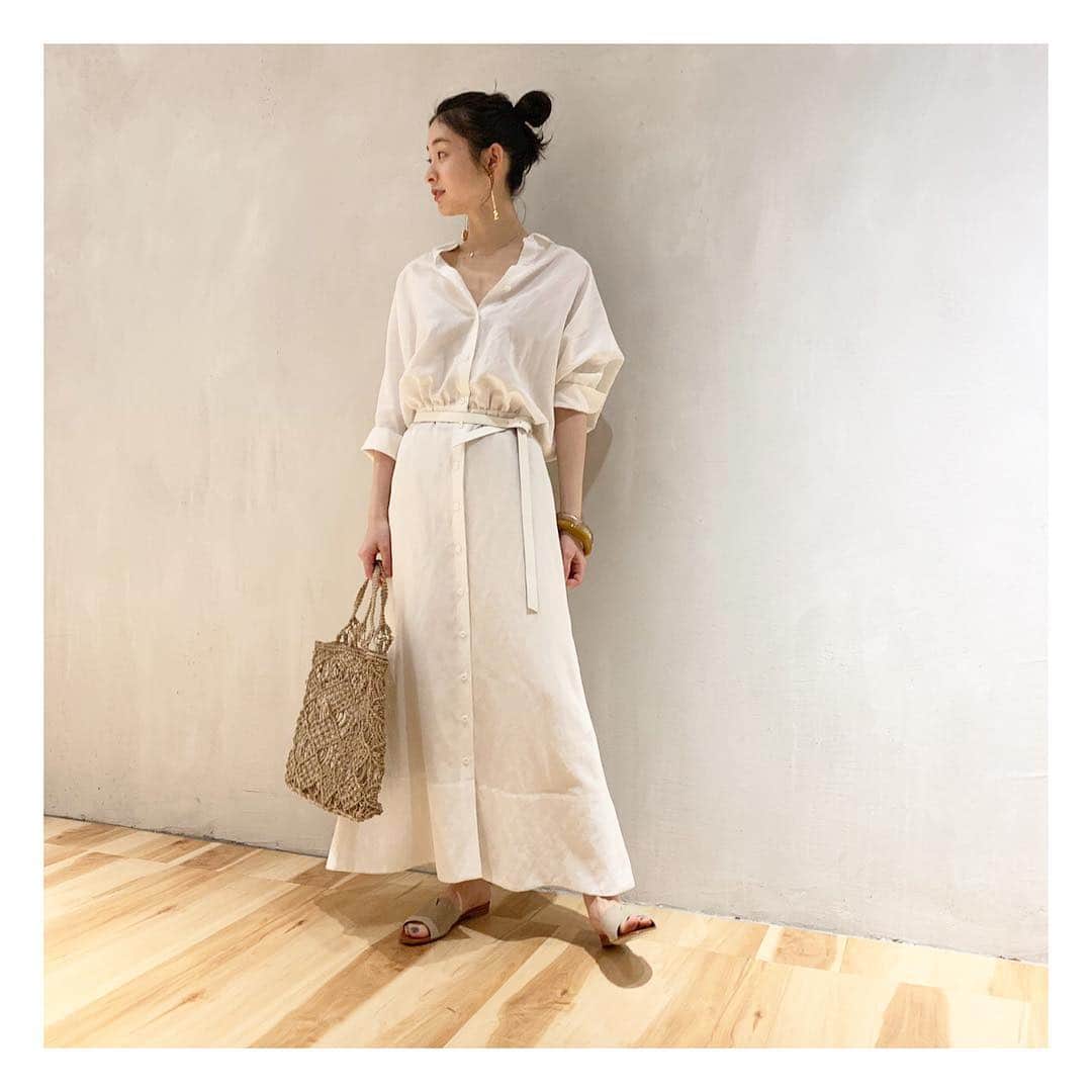 plageさんのインスタグラム写真 - (plageInstagram)「〝セミフレア ハーフスリーブワンピース〟 5/1(wed.)Re stock！ 前回即完売のご好評をいただいたワンピースが再入荷！ 人気のブラックも加わり、5/1より全店にて販売スタート致します！ ¥28,000+tax col:ホワイト/ブラック/ベージュ size:36/38  #Plage #プラージュ #baycrews #fashion  #coordinate」4月29日 16時33分 - plage_jp