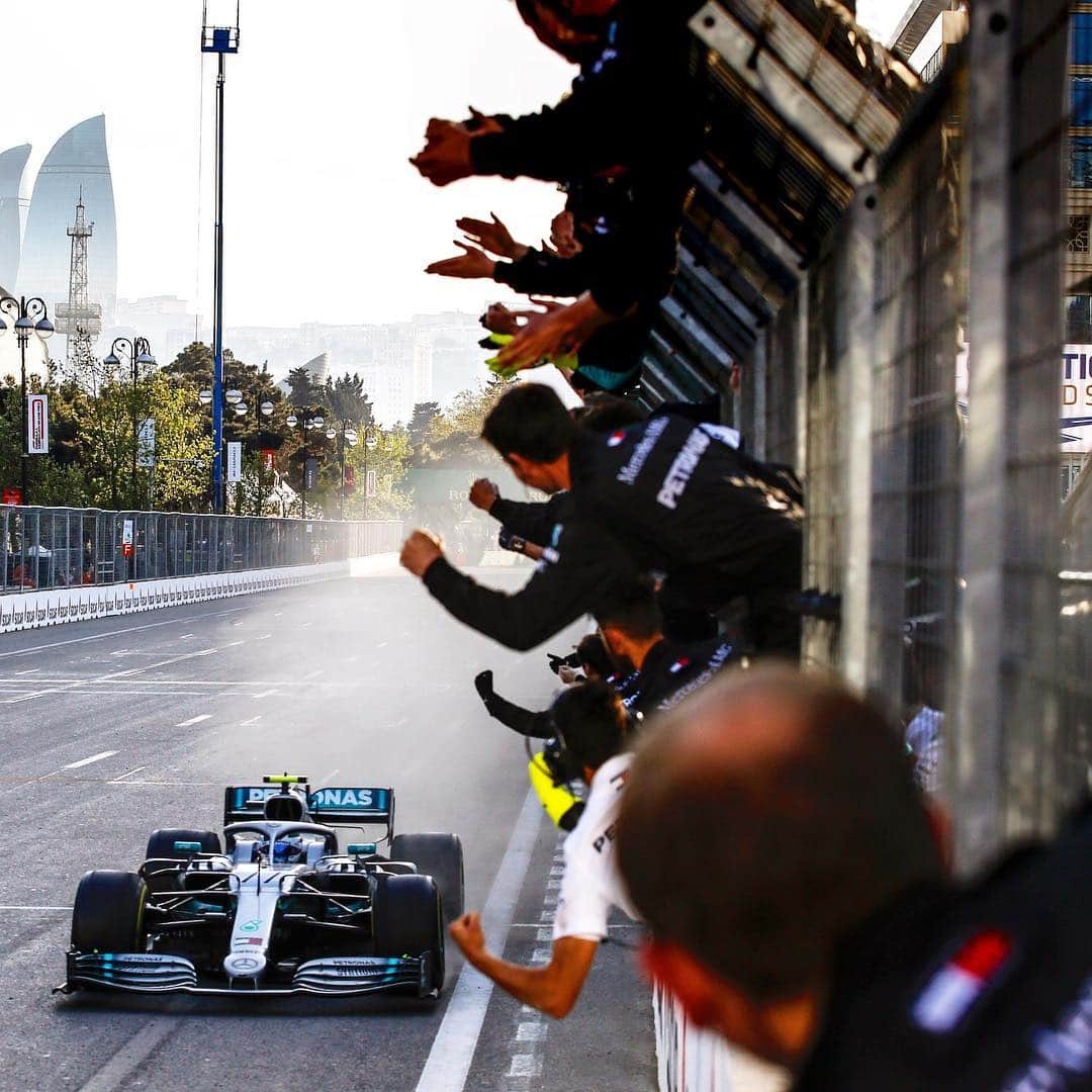 のインスタグラム：「Cheering our cars home! 💪 This feeling never, ever gets old… • #F1 #Mercedes #MercedesAMG #MercedesAMGF1 #AzerbaijanGP #Baku #VB77 #PETRONASmotorsports」