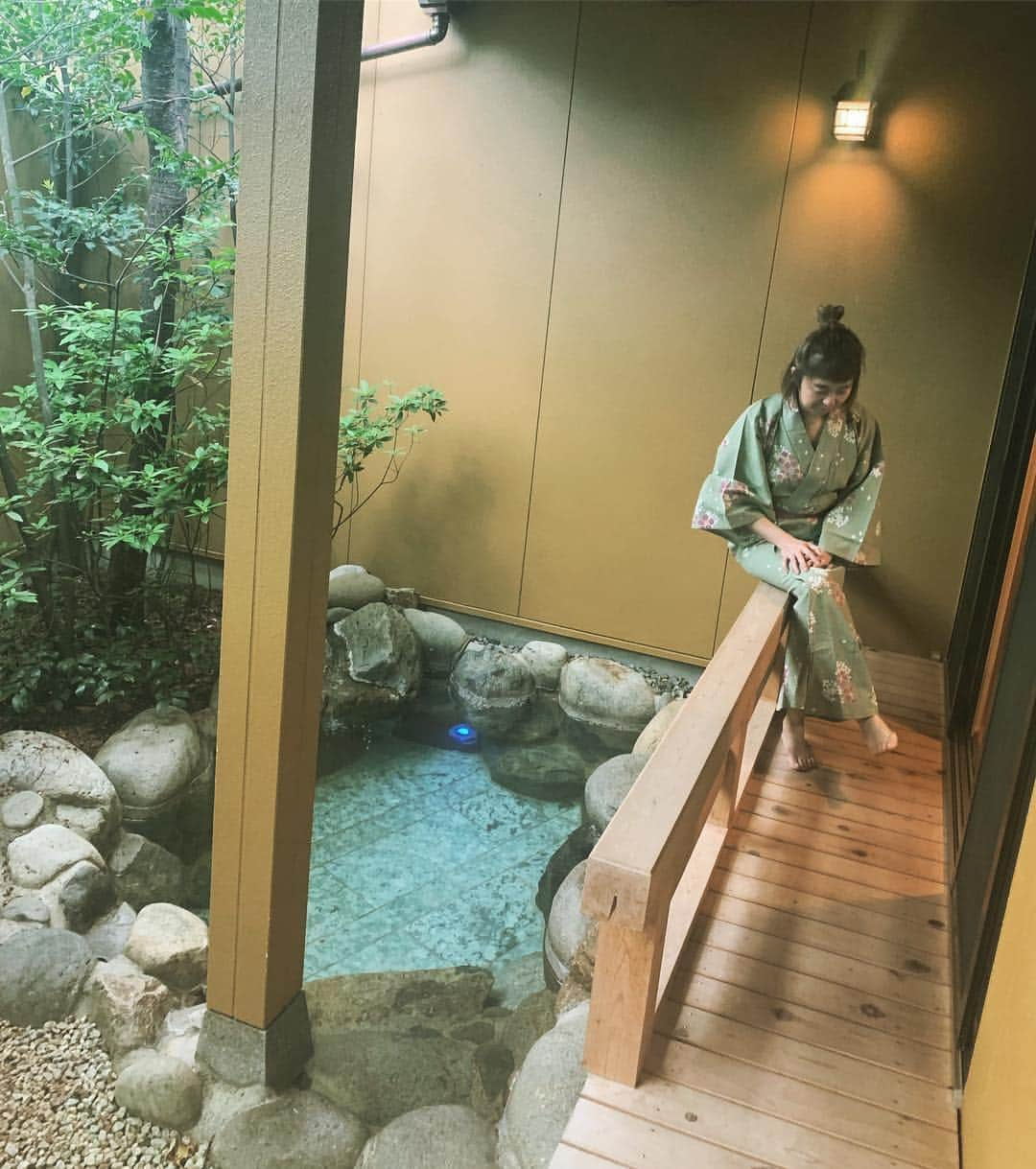 安西こずえさんのインスタグラム写真 - (安西こずえInstagram)「着いた着いた下呂温泉♨️♨️♨️ 最高しかないっす🤣 これからマッサージして〜 ご飯🍚は飛騨牛フィレ🐃❤️ なんかー 熟女温泉２人旅♨️的な…」4月29日 16時36分 - cozcozrin